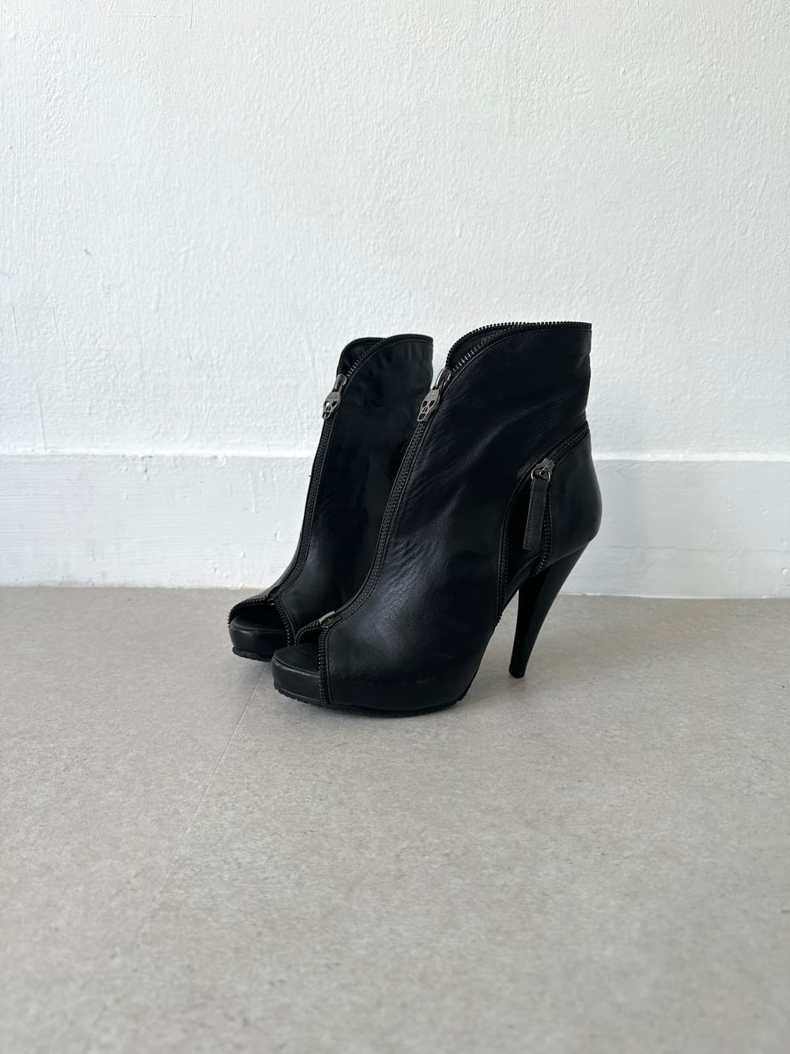 알렉산더 맥퀸 컷아웃 스컬 지퍼 레더 힐부츠 상품이미지1