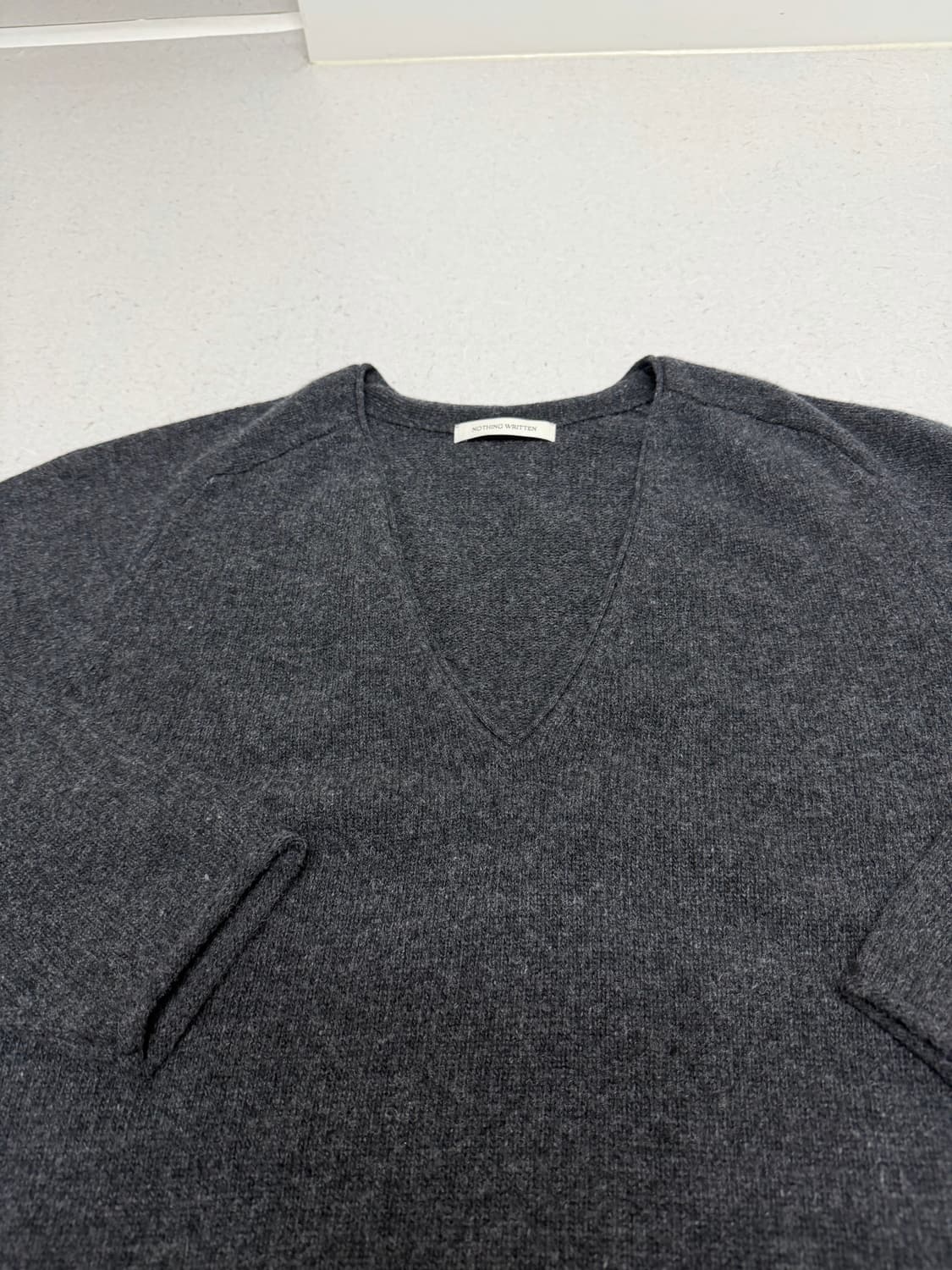 낫띵리튼 Cerin deep v-neck pullover 상품이미지5