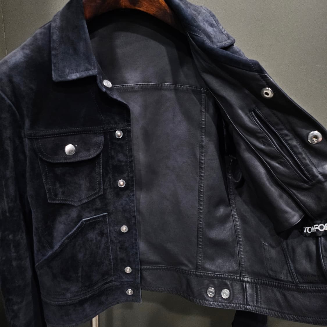 톰포드 캐시미어 스웨이드 트러커 자켓 블랙 상품이미지4