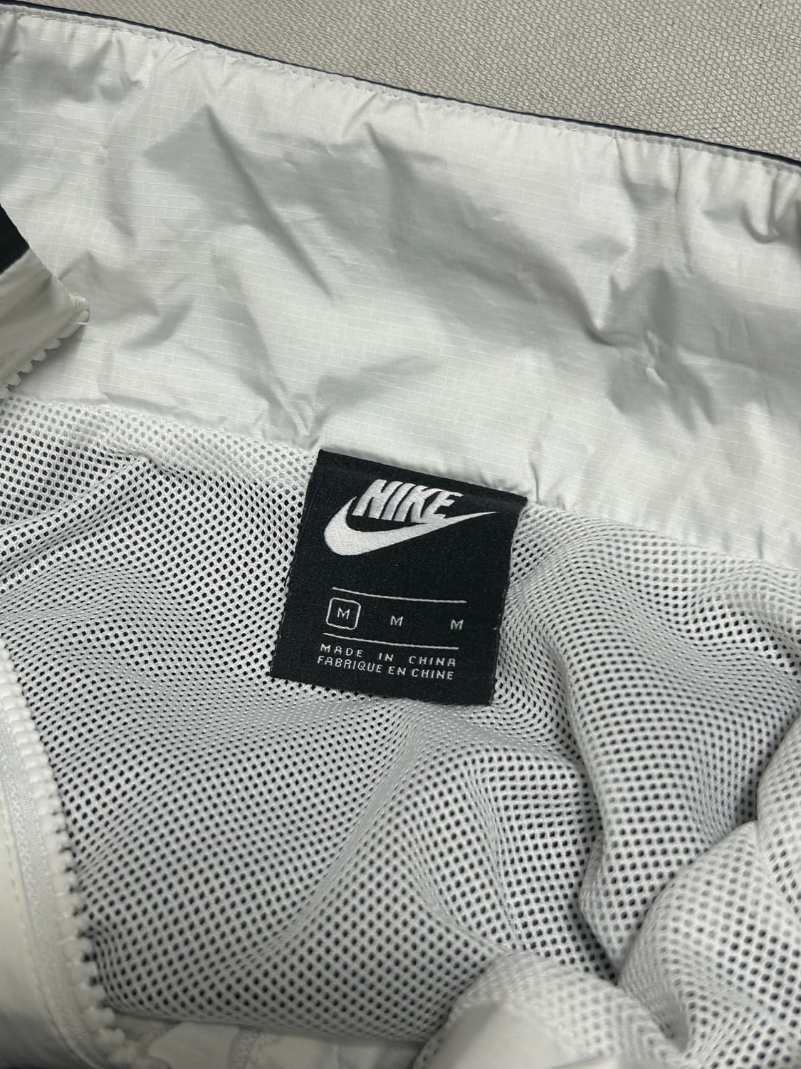 M 나이키 화이트 블랙 배색 크롭 바람막이 상품이미지4