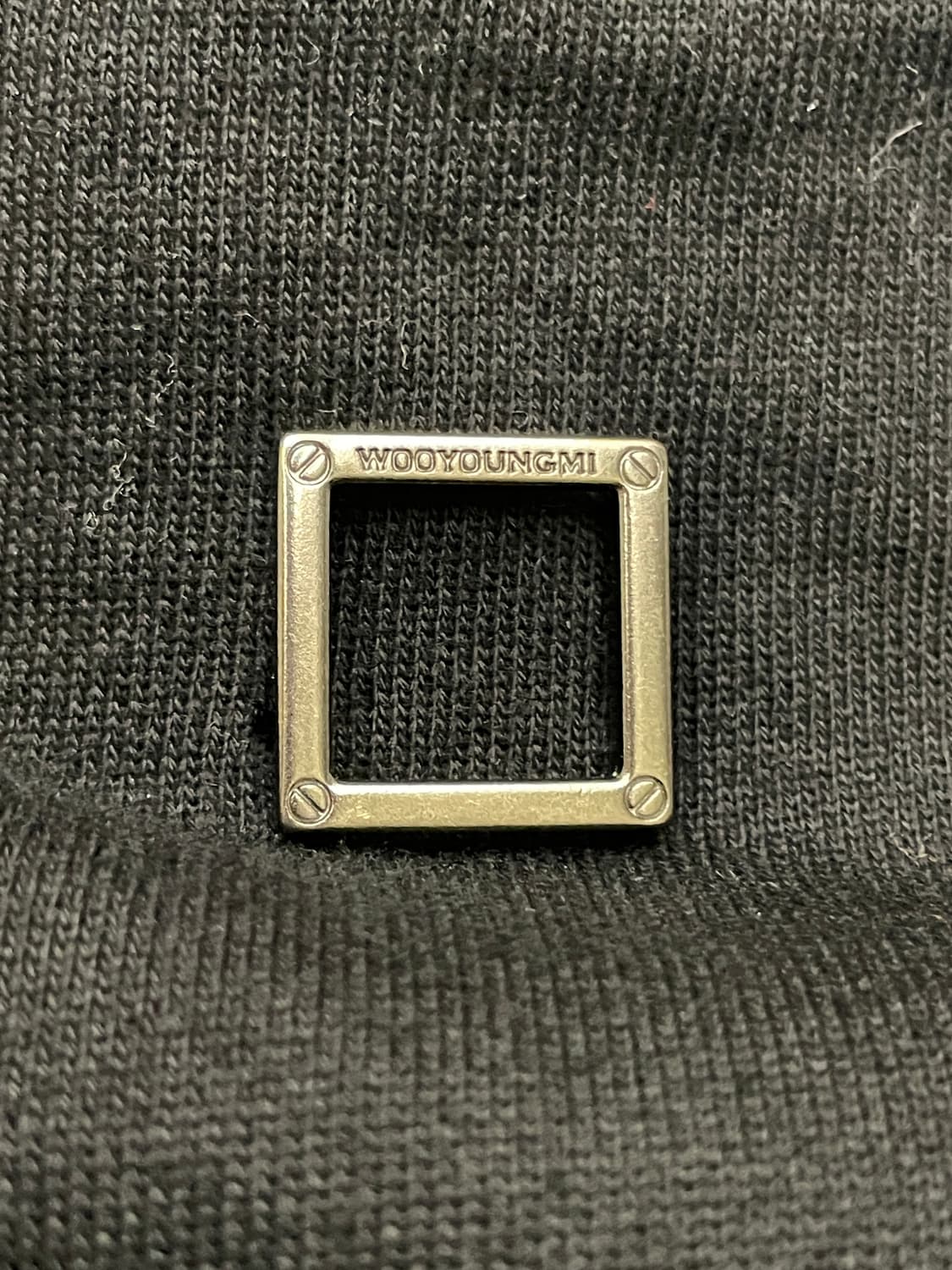 우영미 웨이브 그래픽 백로고 스웻셔츠 블랙 24FW 상품이미지8