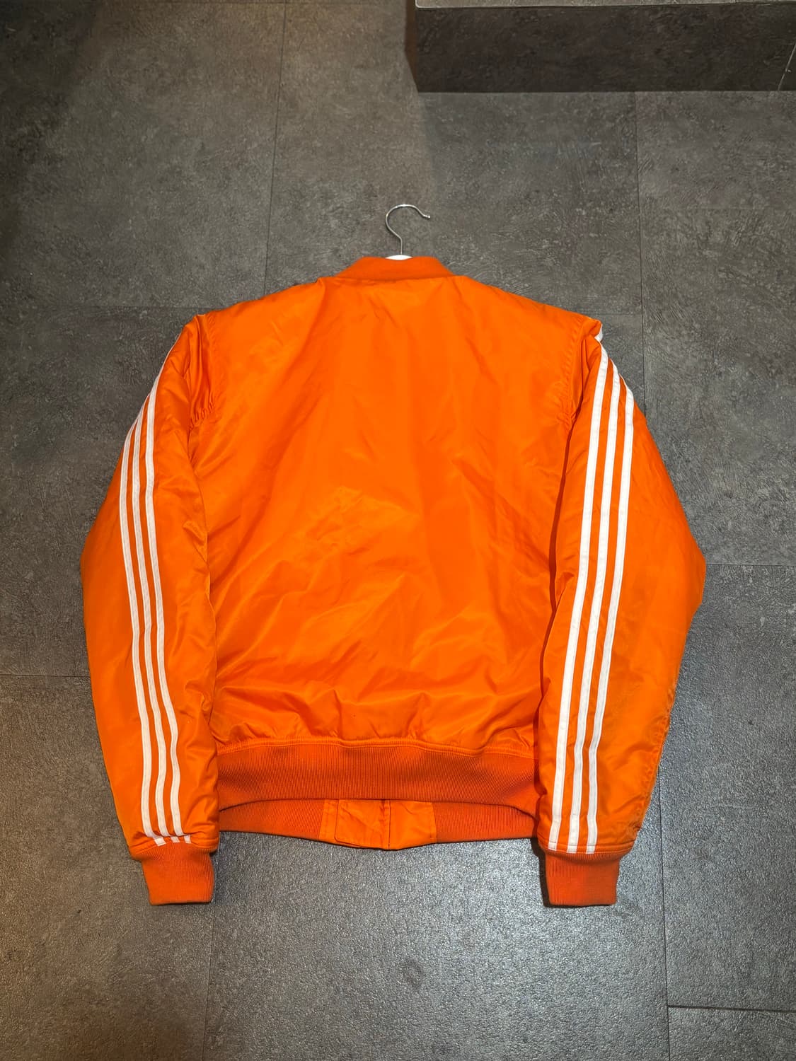 아디다스 오렌지 봄버 패디드 자켓  상품이미지3