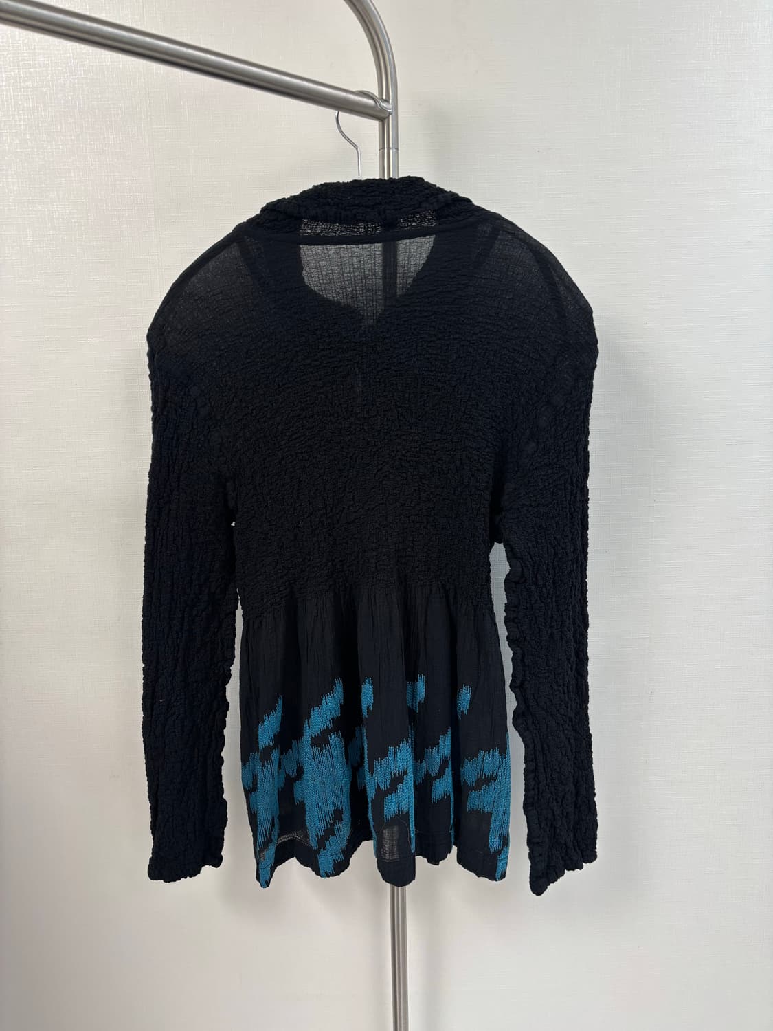 쫀득 크링클 밑단 에메랄드 자수 버튼업 가디건 상품이미지5