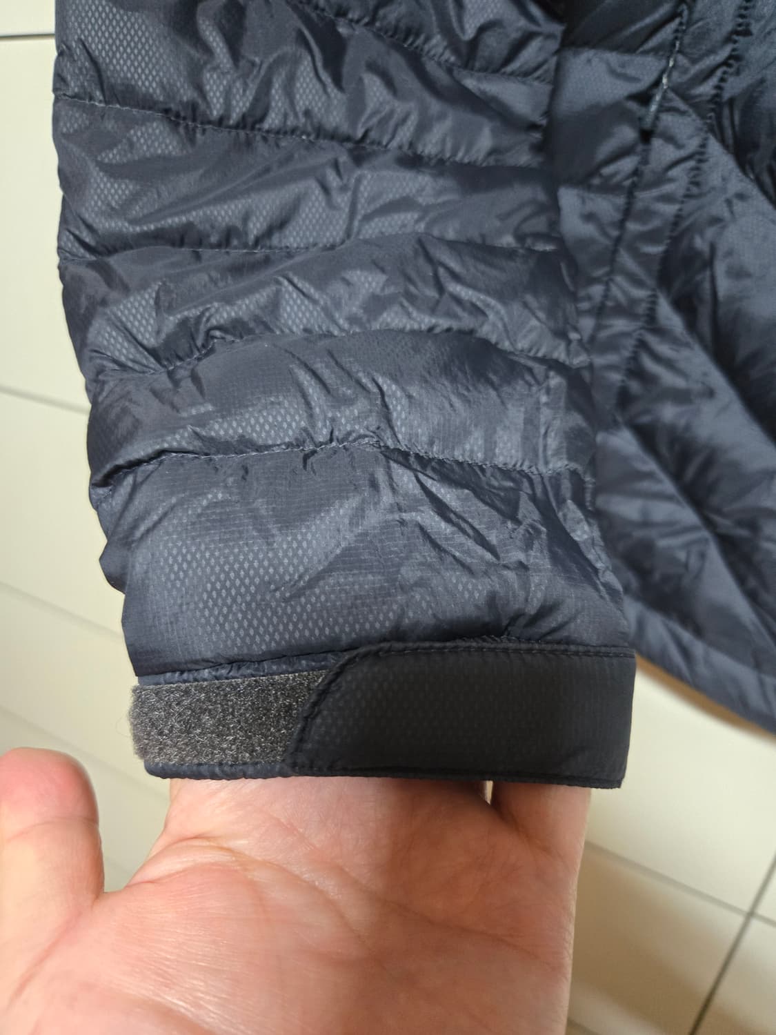 아이더 차콜 덕다운 경량패딩 상품이미지3