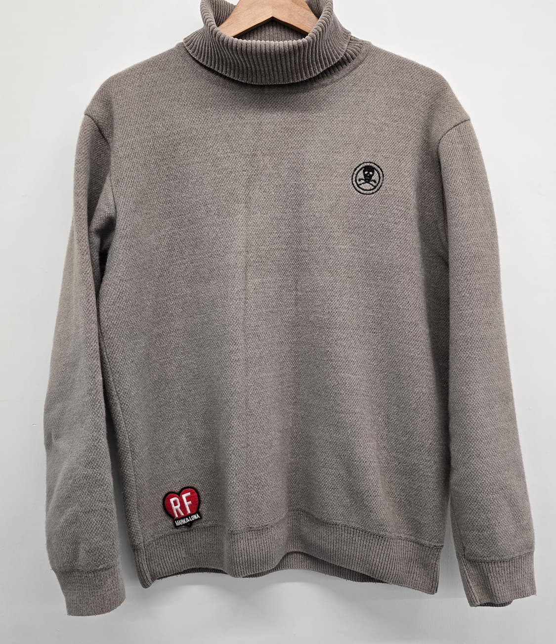 마크앤로나 남성 그레이 터틀넥 니트.
싸이즈 100.  택포 상품이미지1