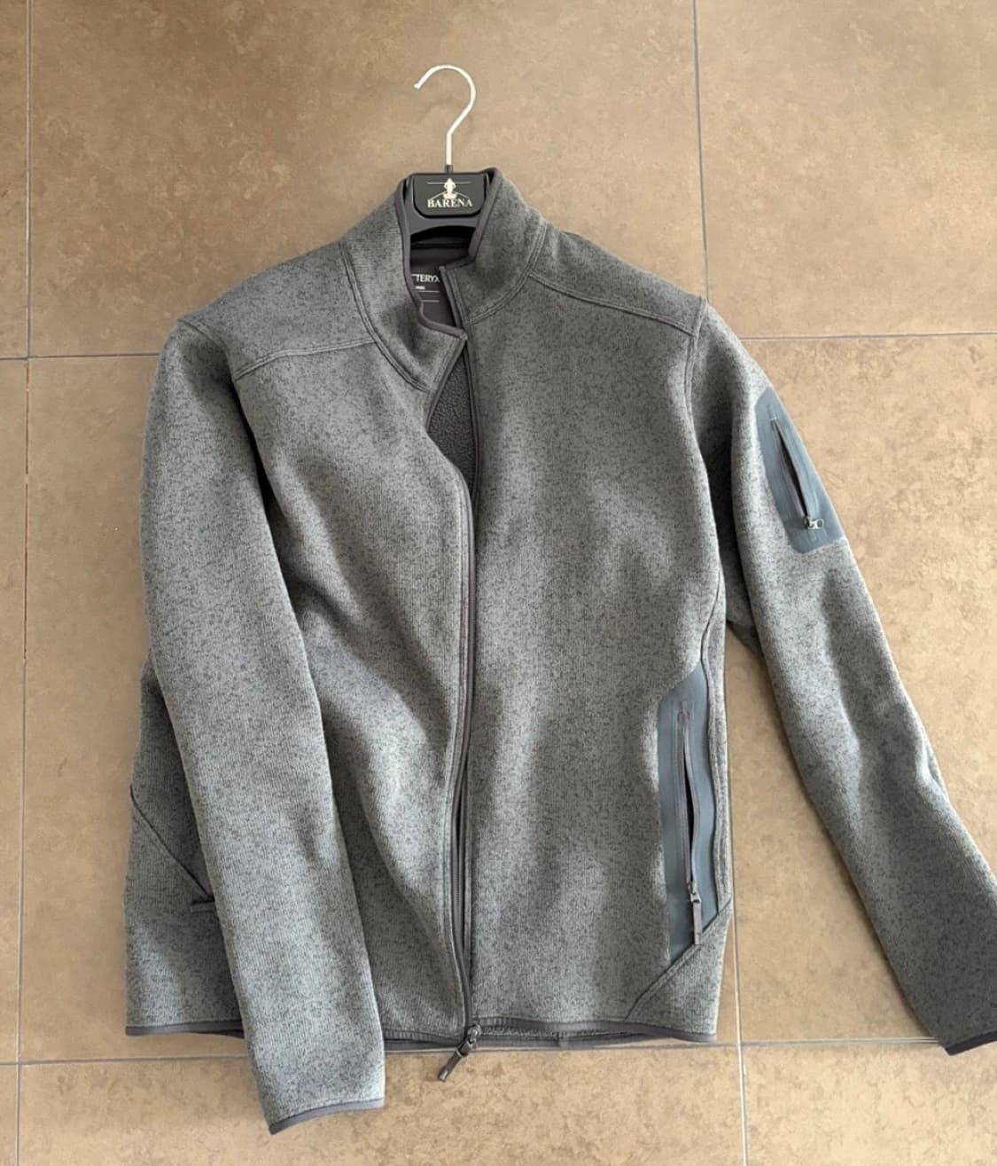 아크테릭스 커버트 가디건 M사이즈 판매합니다. 톤 다운된 회색이라 코디하 상품이미지1
