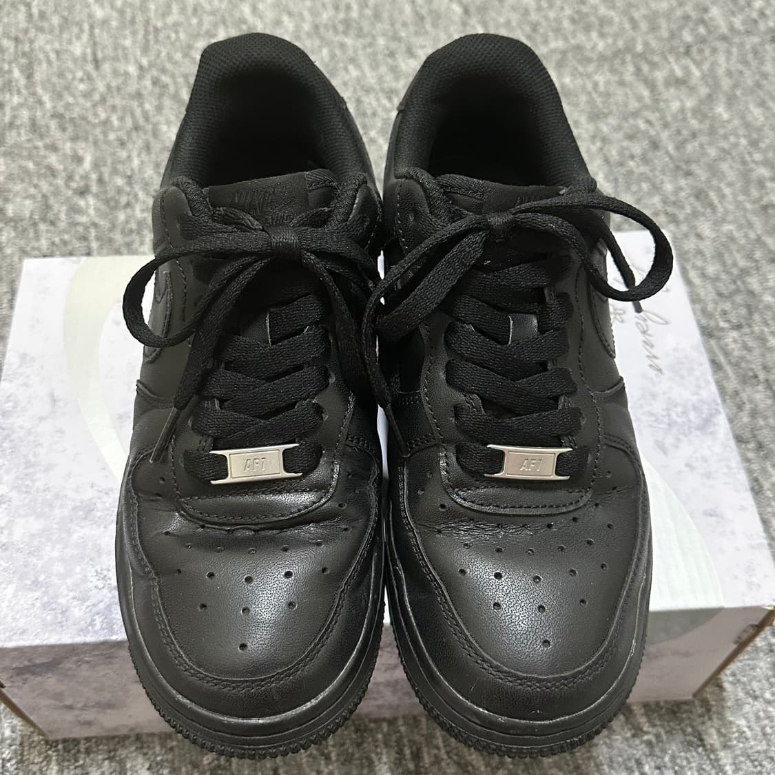 두켤레 가격! 나이키 에어포스 블랙 & 화이트 235 상품이미지2