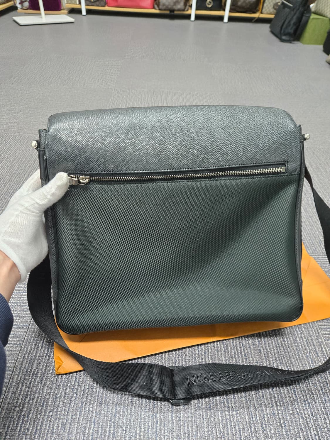 [특가][정품] 루이비통 타이거 디스트릭트 메신저백 상품이미지3