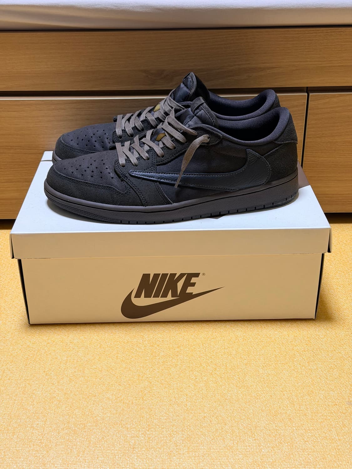 트래비스 스캇 벨벳 브라운 앤 다크모카 285사이즈 상품이미지1