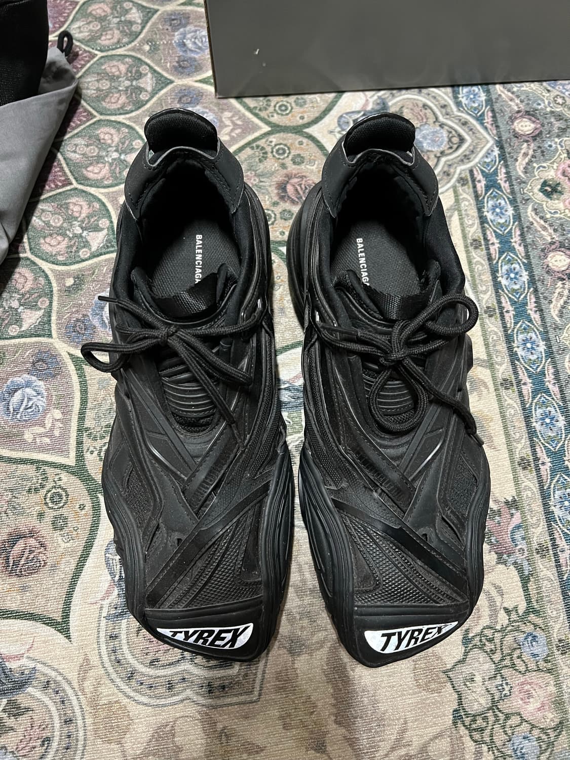 발렌시아가 타이렉스 42사이즈 팝니다 상품이미지3