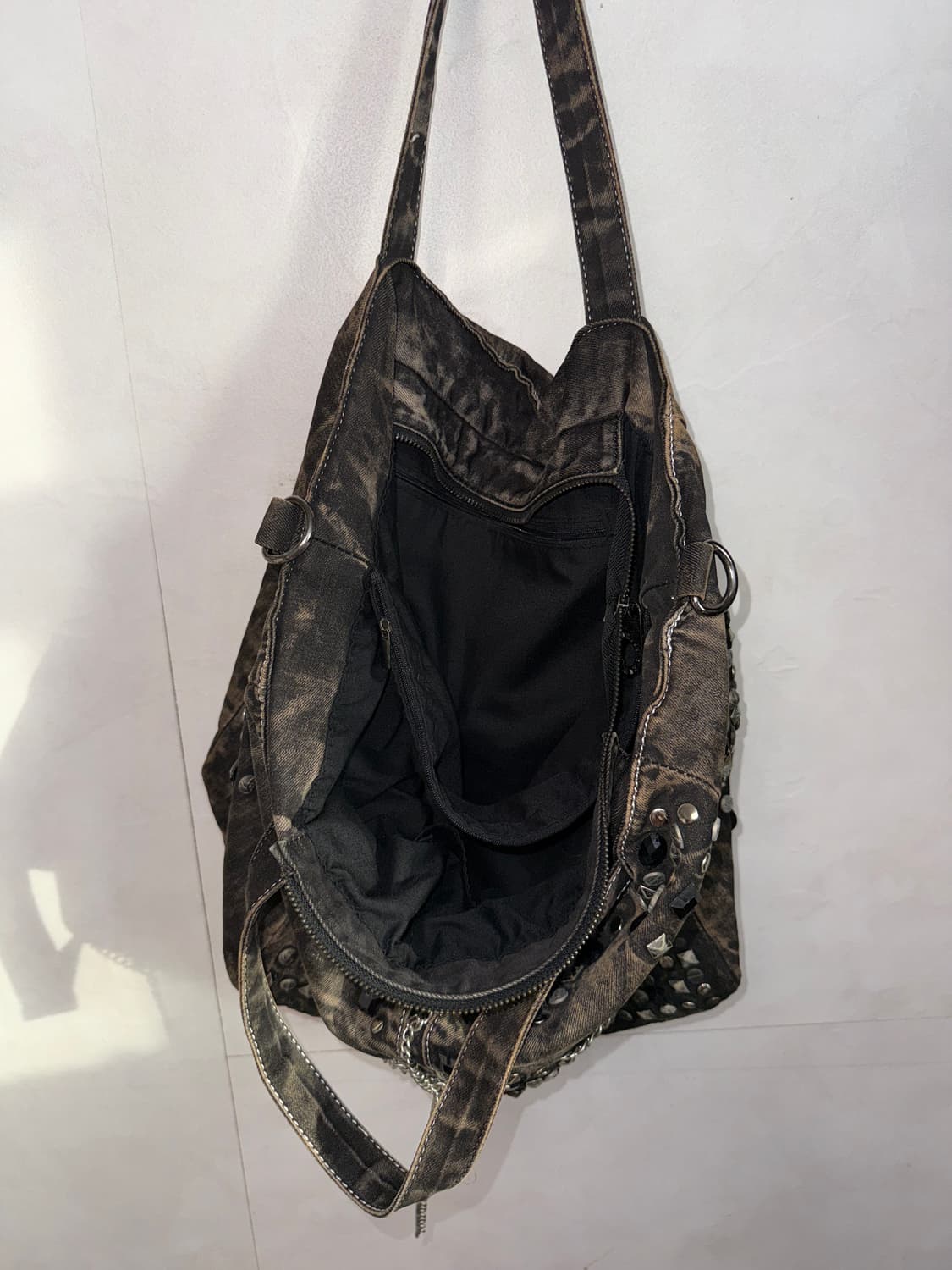 Black denim tie dye stud chain tote bag 상품이미지5