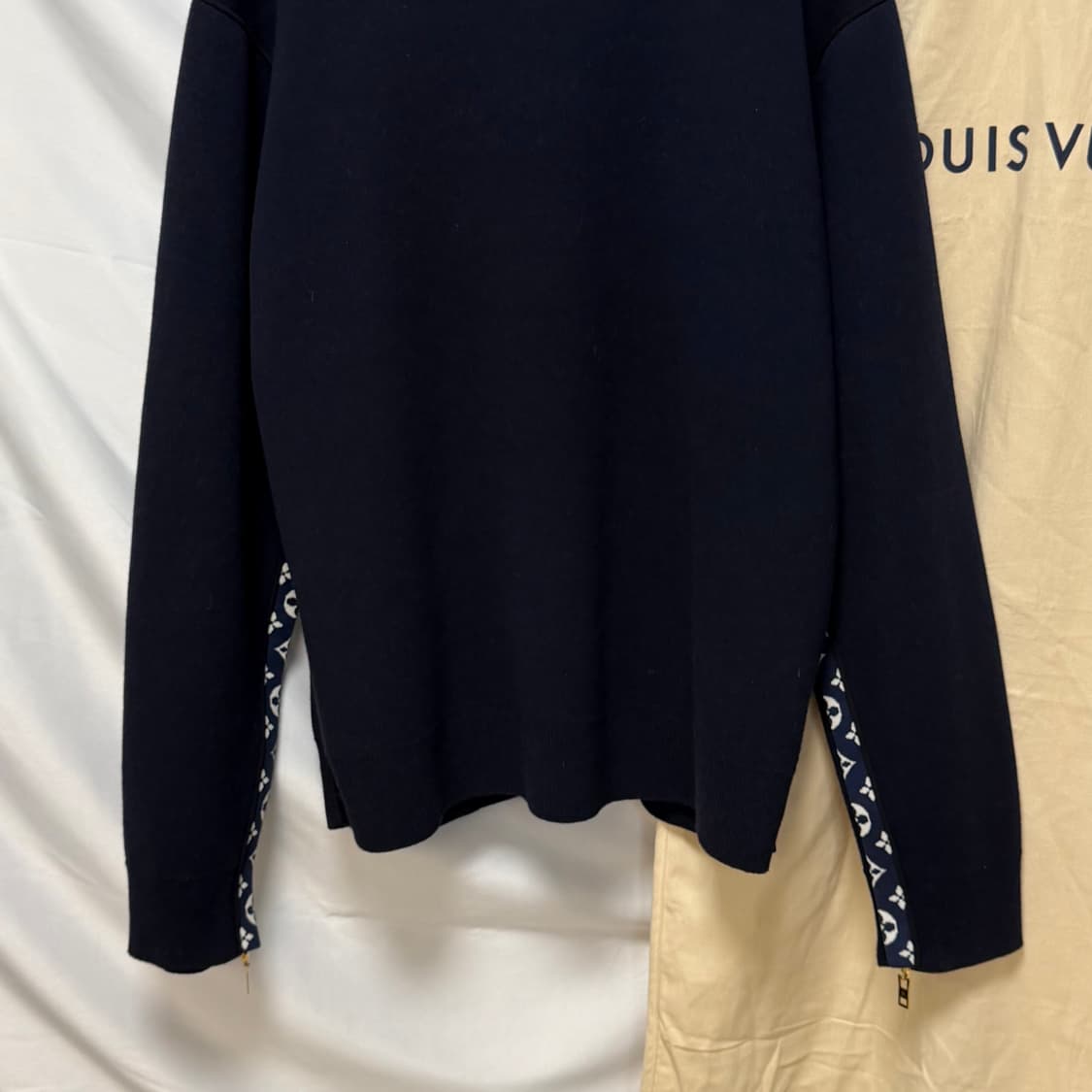 [S+급/S] 루이비통 블루 오픈 슬리브 라운지웨어 모노그램 여성 니트 상품이미지3