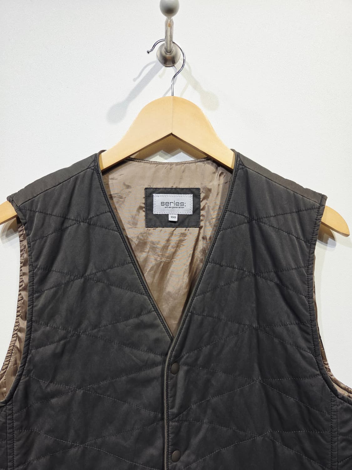 시리즈(series;) 기하학 퀼팅 패딩 베스트 다크그레이 상품이미지3