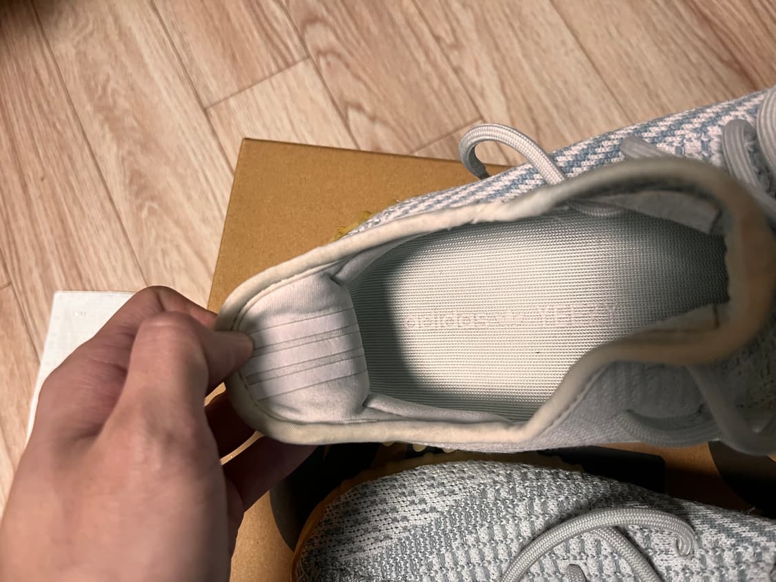 이지부스트 350 v2 상품이미지4