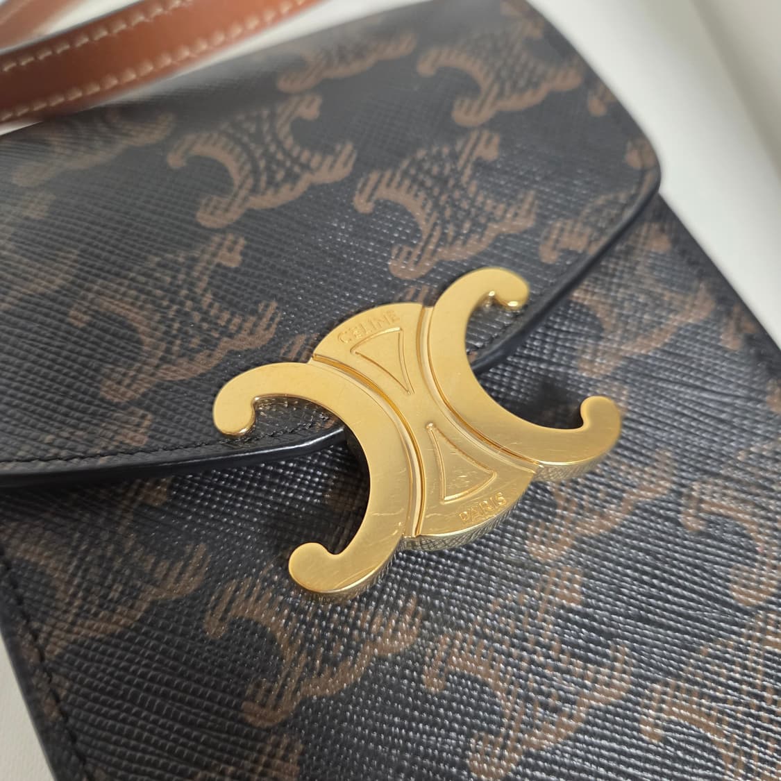 CELINE 셀린느 정품 매장가135만원 트리오페 틴 폰홀더백 폰파우치 상품이미지4