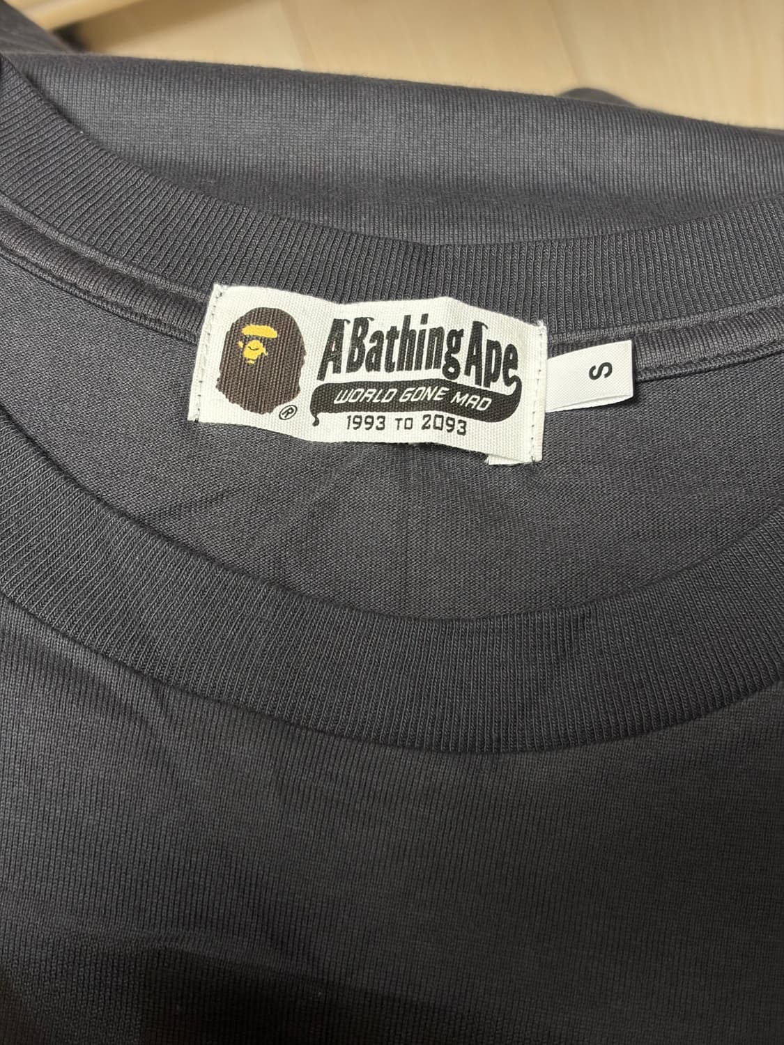 베이프 가먼트 다이 컬리지 릴렉스드 핏 긴팔 티셔츠 차콜 상품이미지2