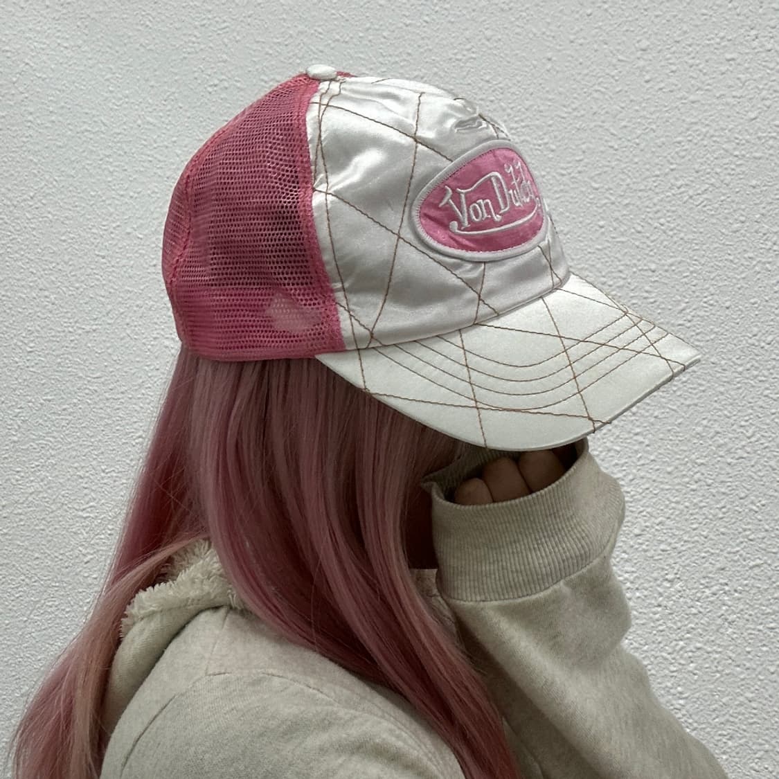 본더치 y2k 핑크 바비인형 화이트 새틴 볼캡 상품이미지2
