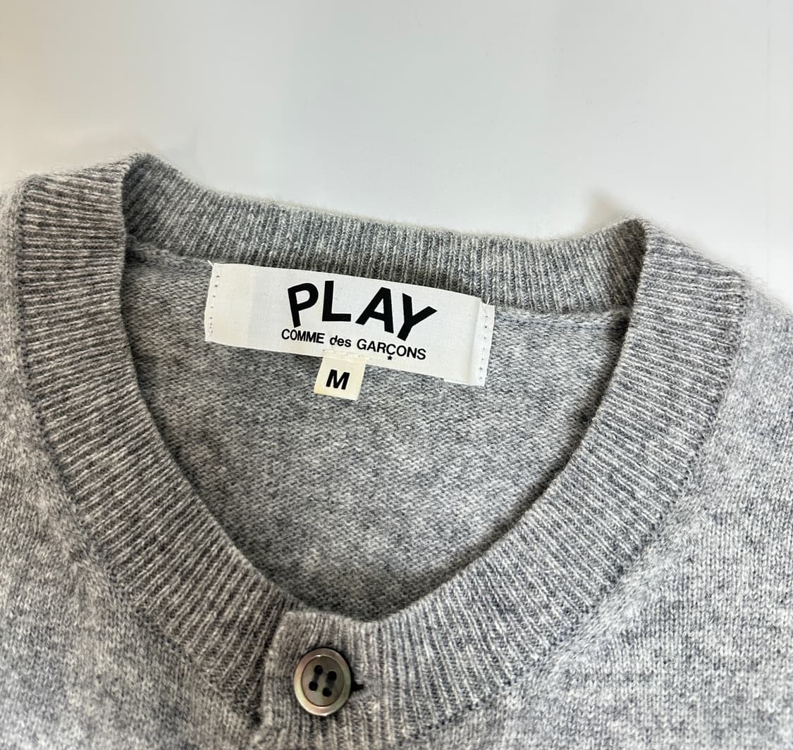꼼데가르송 플레이 그레이 블랙 하트패치 가디건 M 상품이미지3