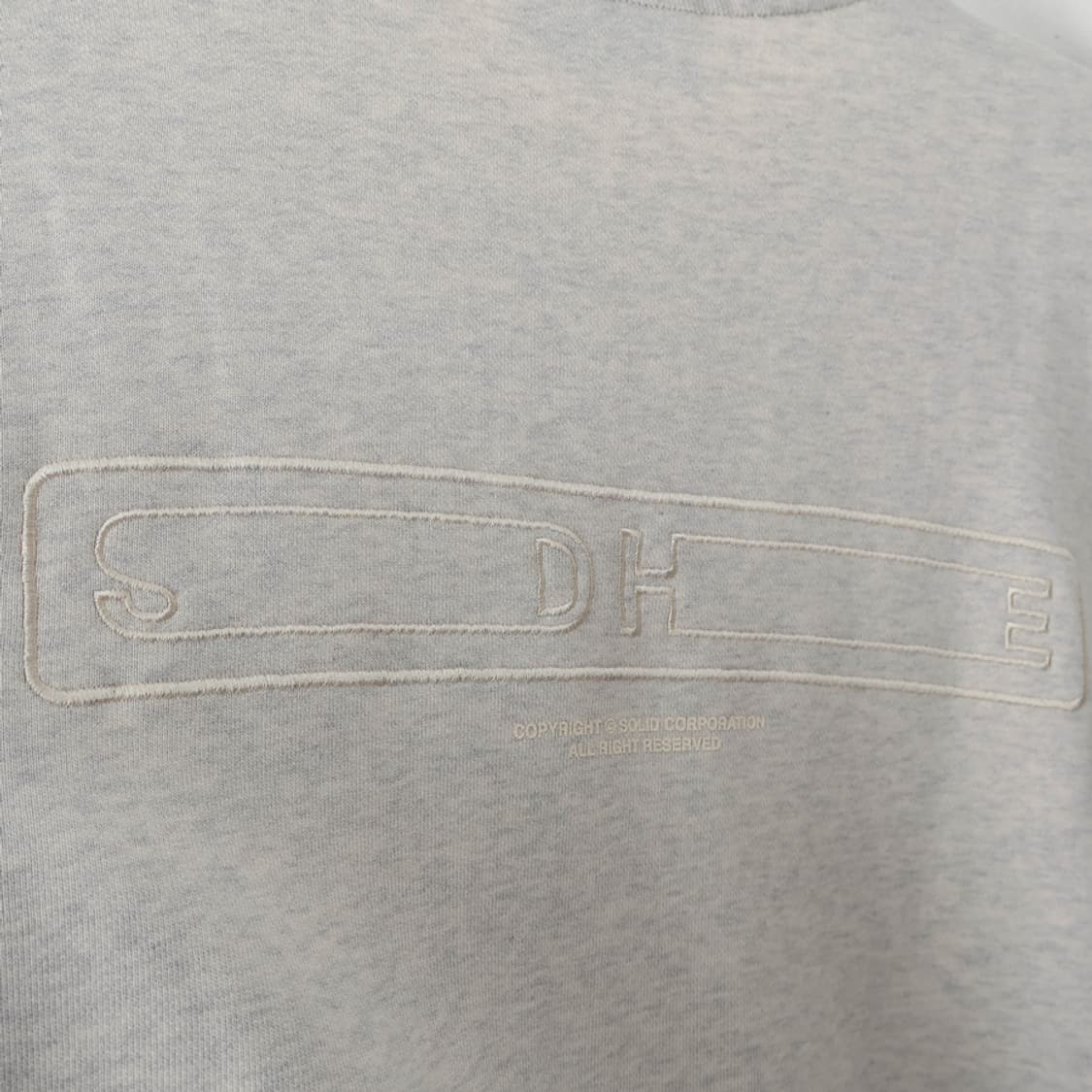 100/솔리드옴므 백로고 오버핏 맨투맨 상품이미지3