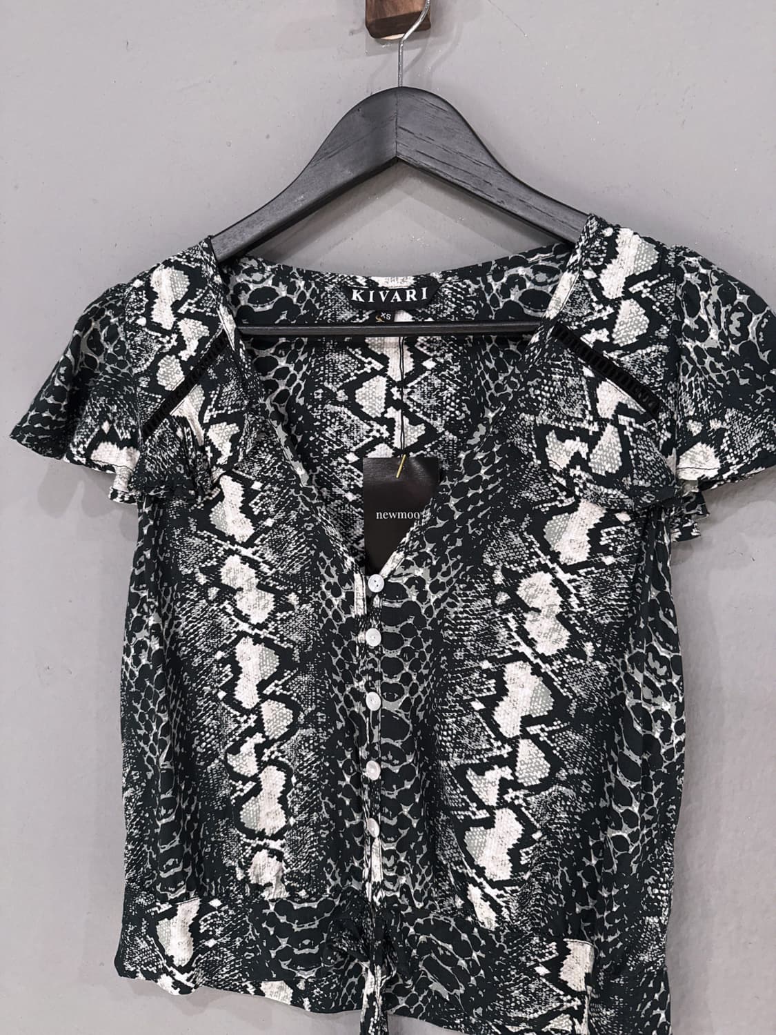 python pattern v-neck top 상품이미지5