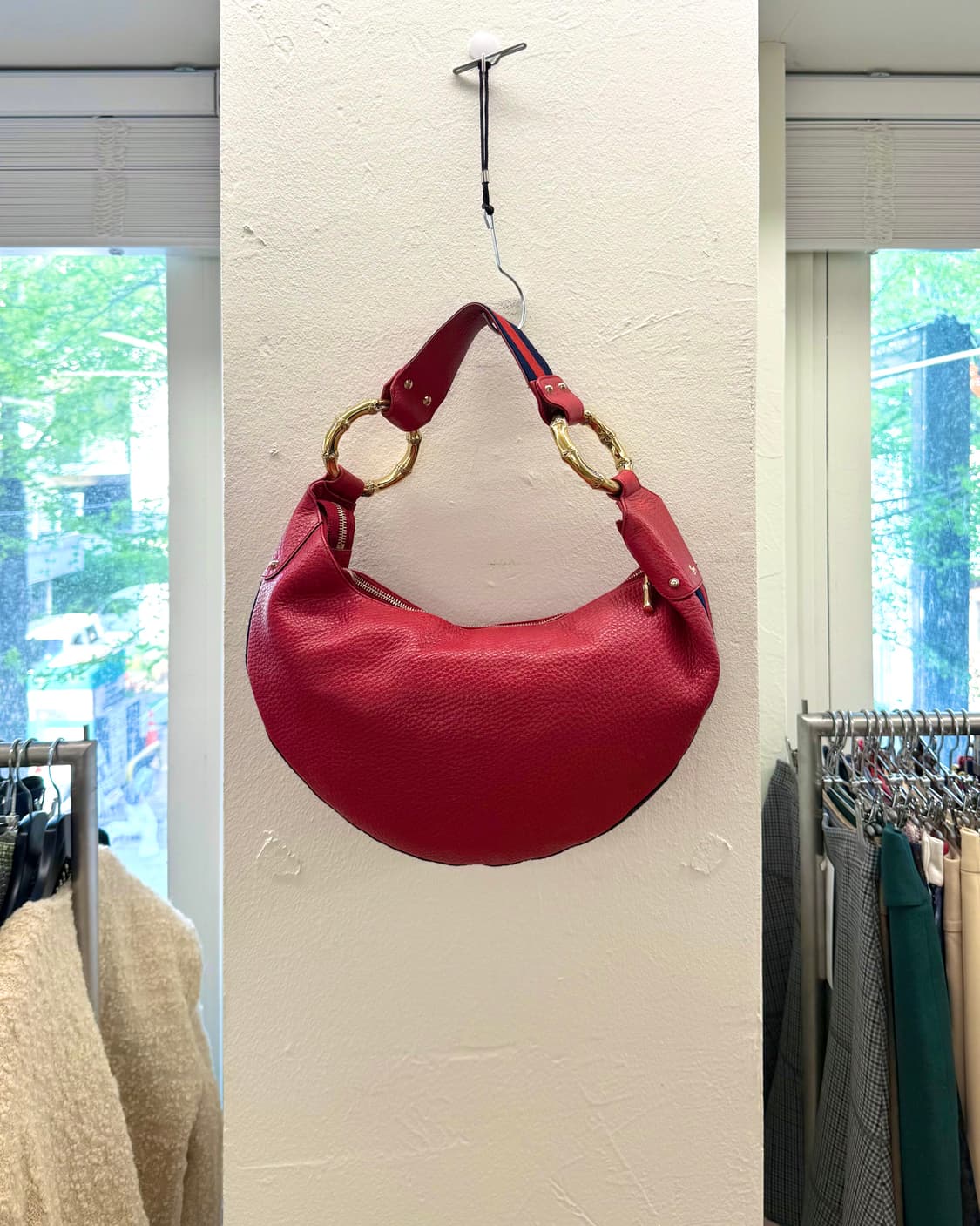 구찌 레드 페블드 하프문 밤부링 호보백 상품이미지1