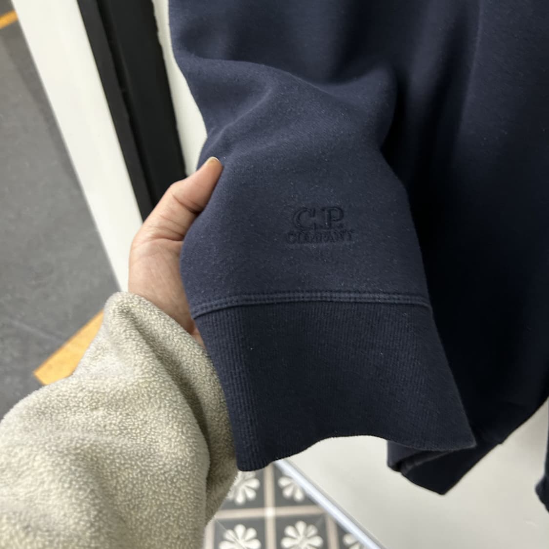 16372 - C.P 컴퍼니 네이비 렌즈 맨투맨 상품이미지4