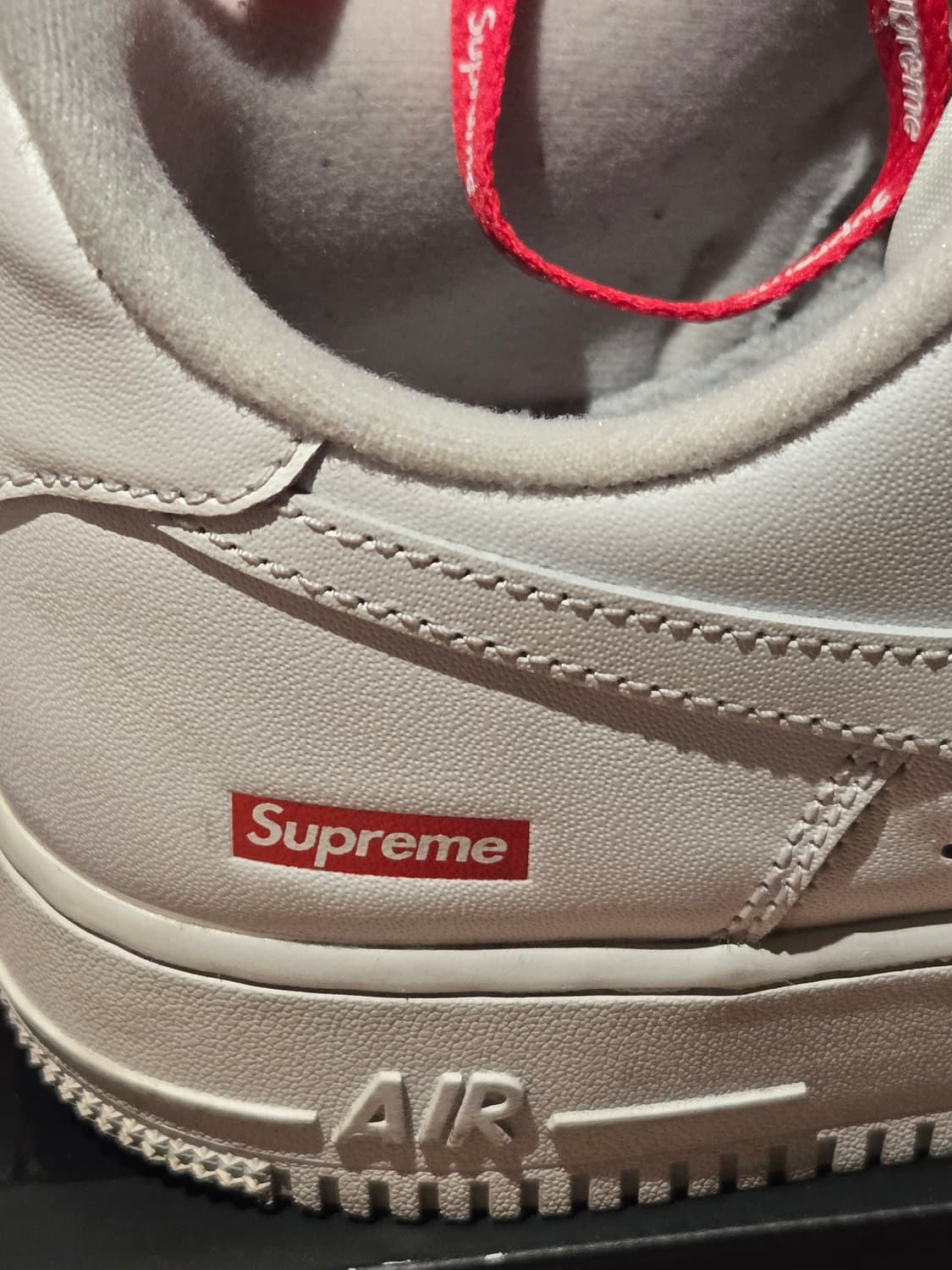 슈프림 나이키 에어포스 260 상품이미지1