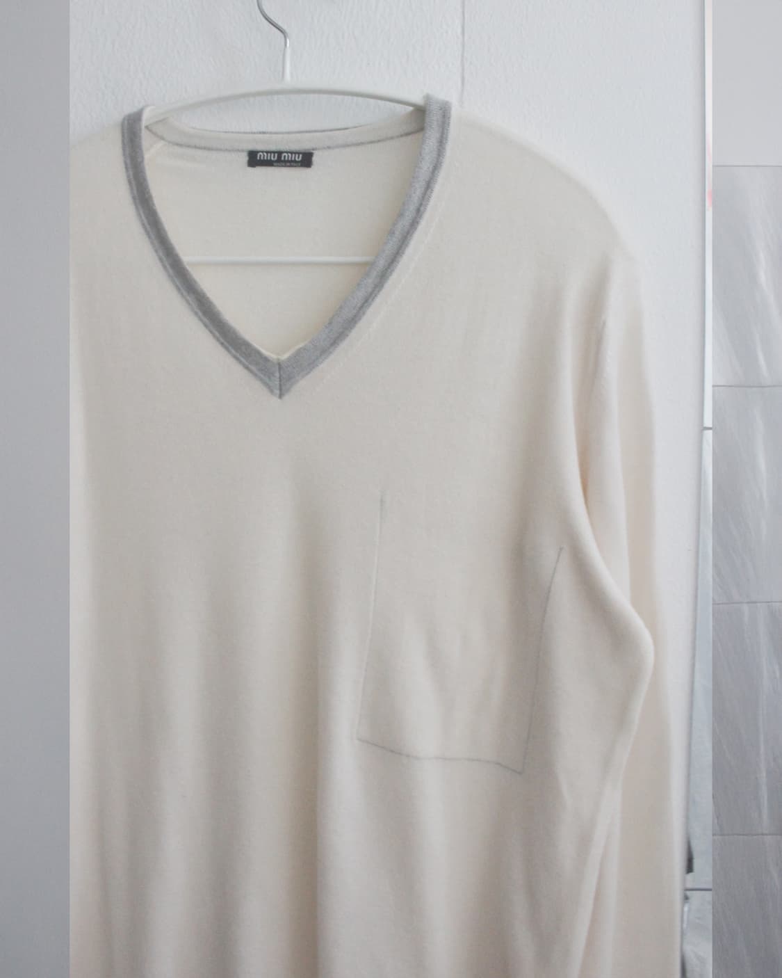 miumiu inside pocket v neck knit 상품이미지3