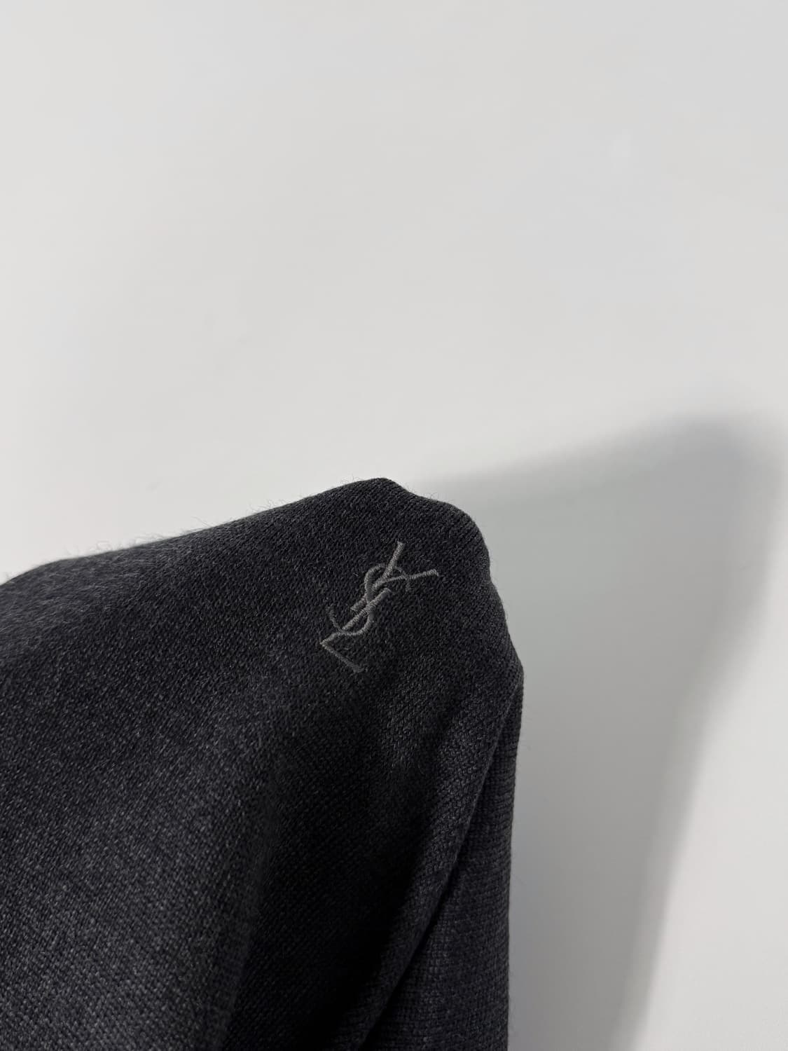 입생로랑 90’s 딥그레이 미니멀 로고 폴라 코튼 니트 상품이미지4