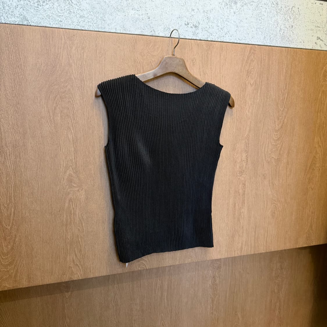 스피치오 라운드넥 슬리브리스 탑 스팽글 플리츠 디테일 블랙 상품이미지2