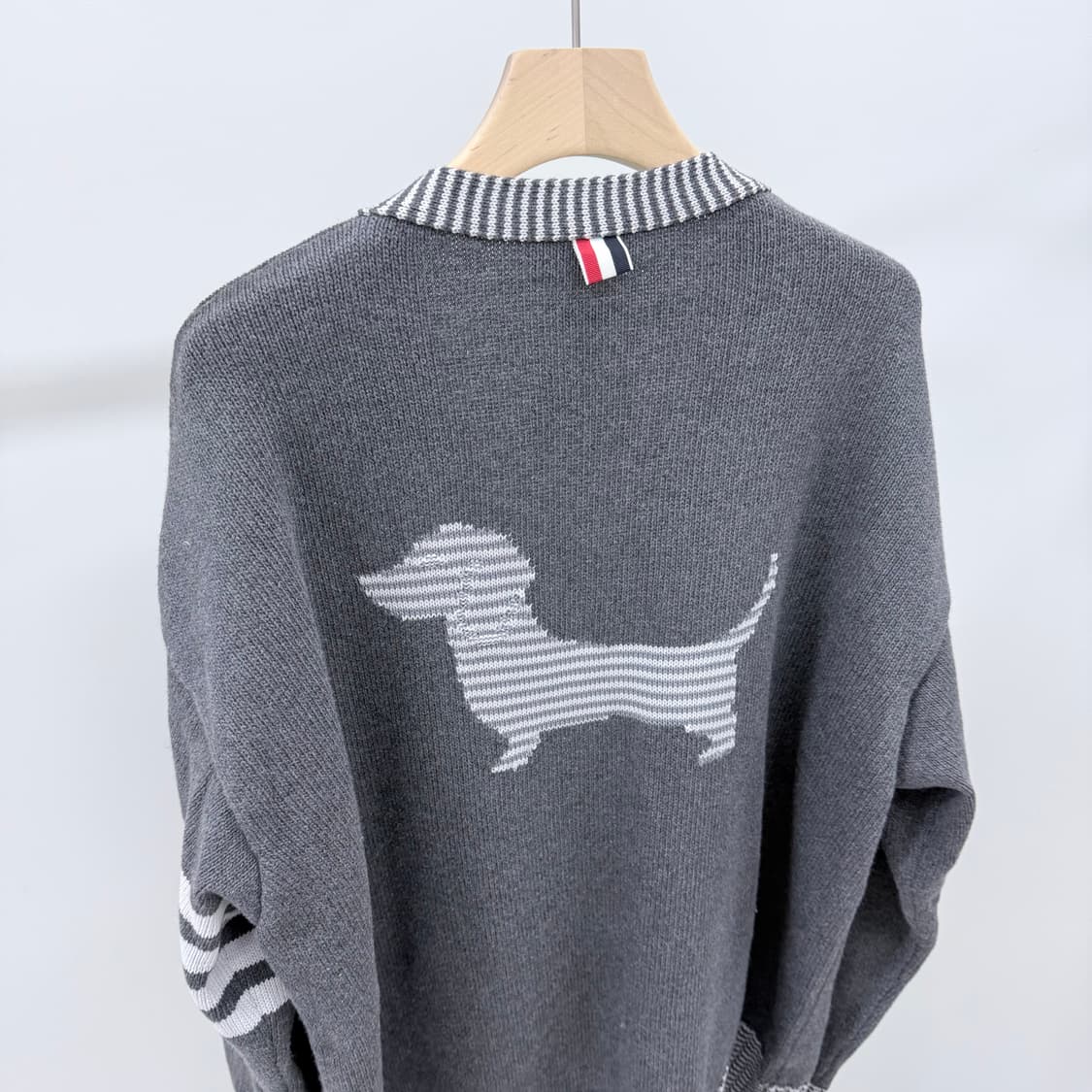 [S+급/5] 톰브라운 사선완장 헥터 인타르시아 가디건 그레이 상품이미지6