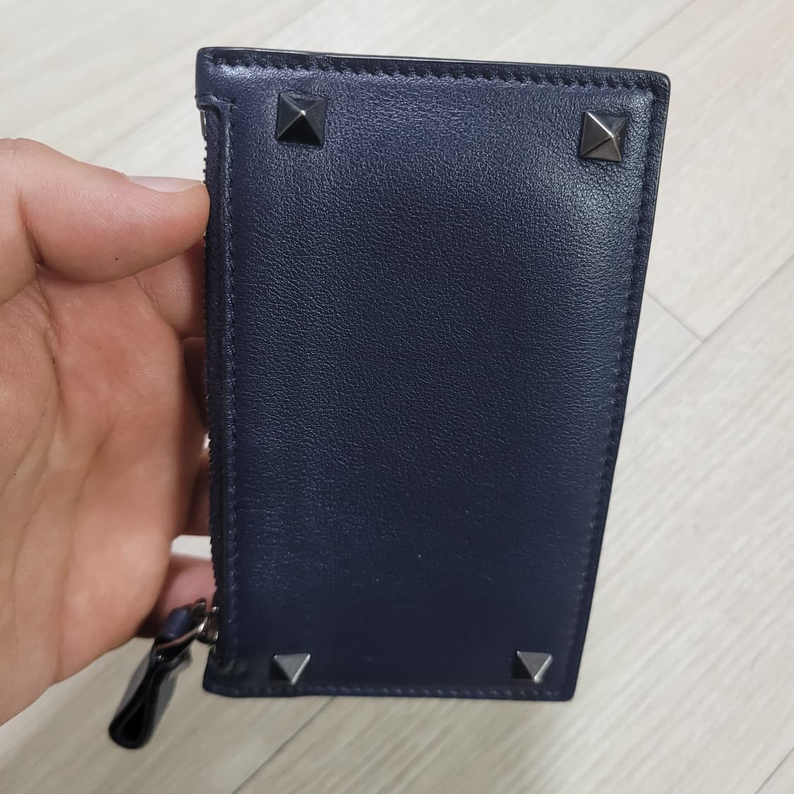 네이비 색상의 발렌티노 락스터드 카드지갑 상품이미지3