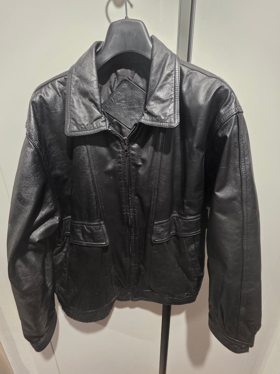 SURREME 블랙 소가죽 붐버자켓 상품이미지1