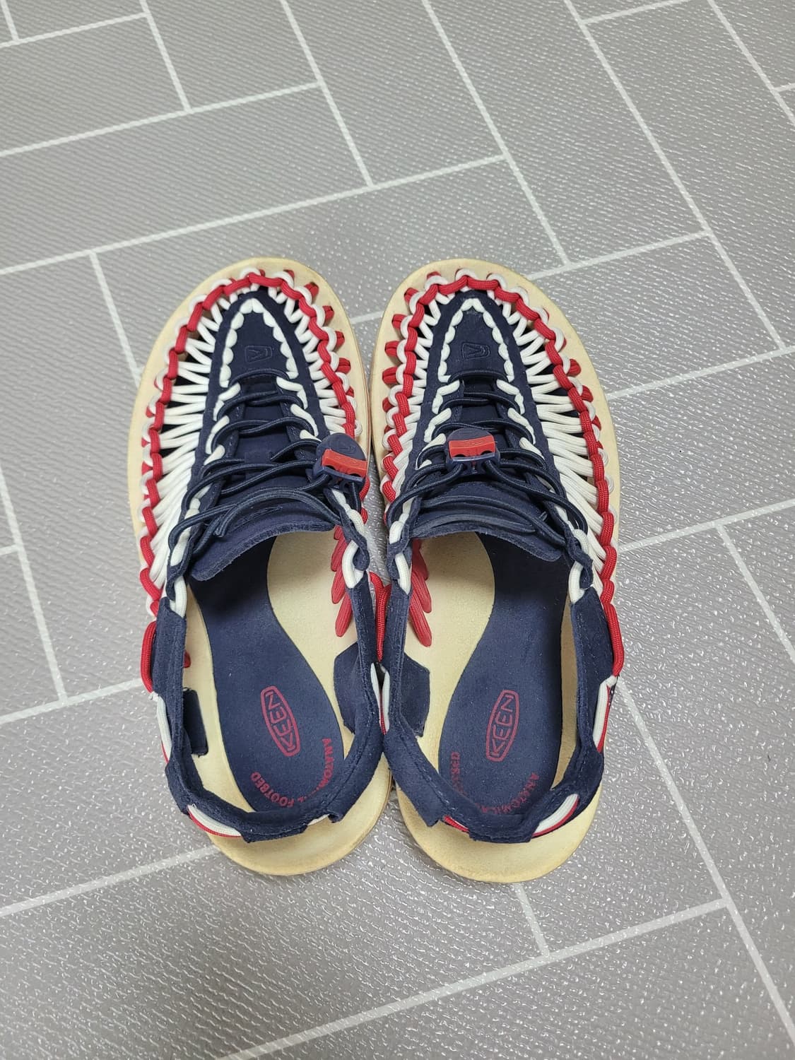 Keen 킨 유니크 네이비 레드 샌들 240 상품이미지5
