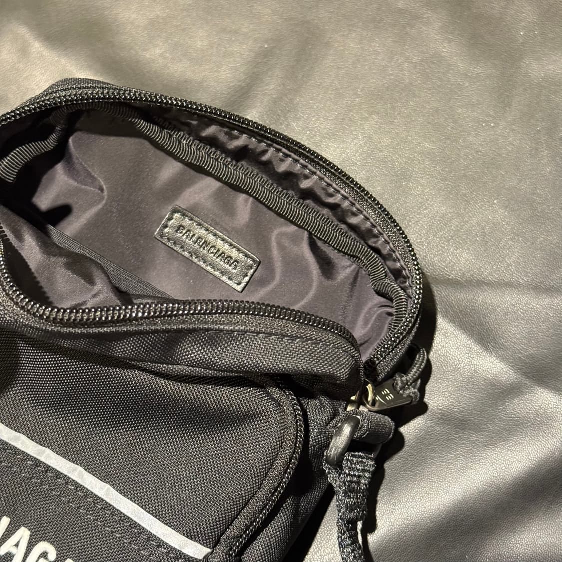 발렌시아가 로고 크로스 미니백 블랙 상품이미지3