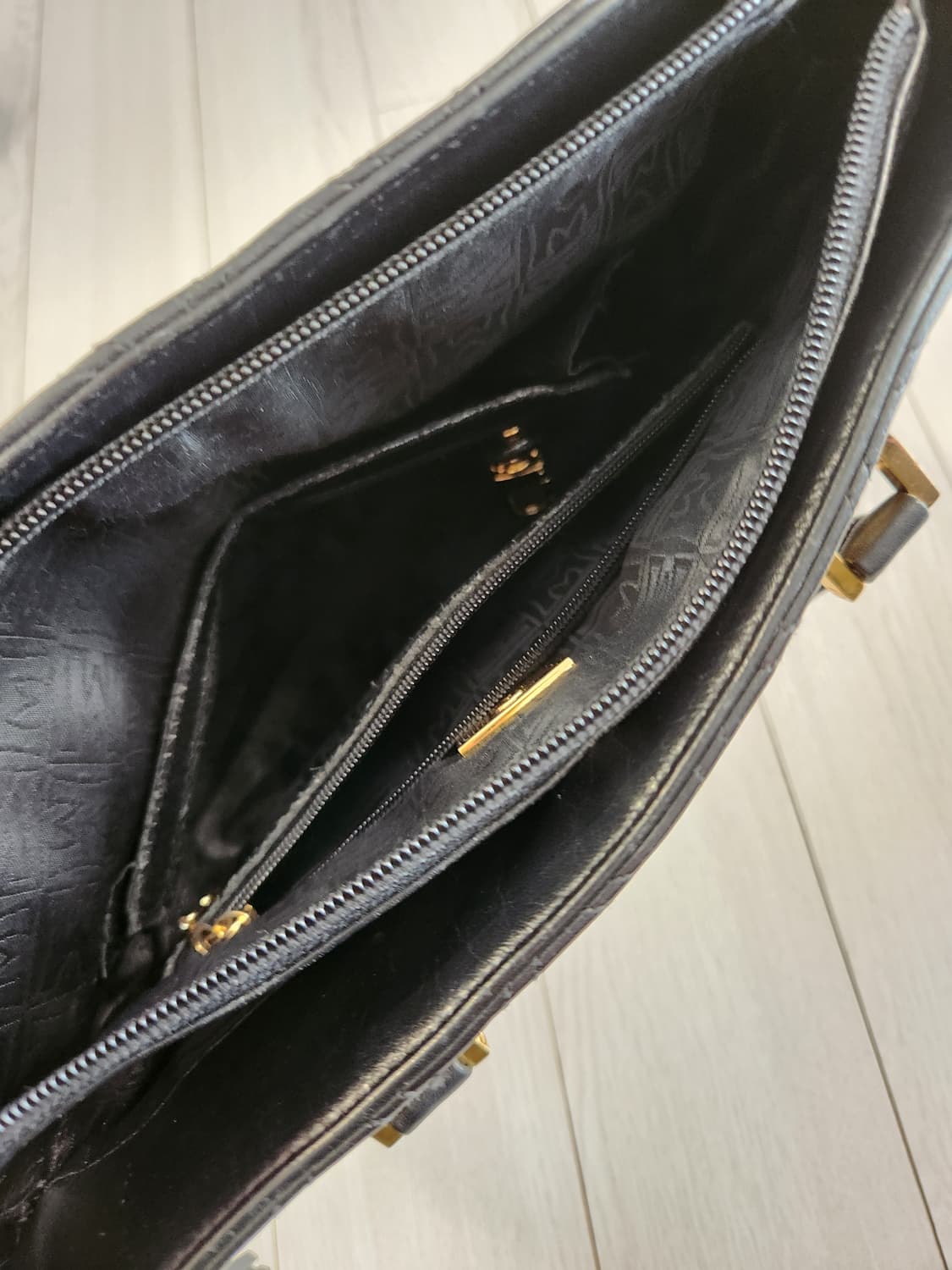 메트로시티 퀼팅 가죽 토트백

여러 중고사이트에도 같이 판매하고 있어서 상품이미지5