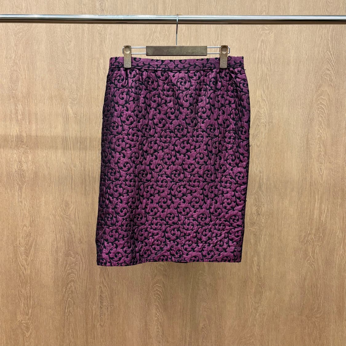 지방시 미디 스커트 블랙 플로럴 자카드 패턴 펜슬 실루엣 디테일 퍼플 상품이미지2