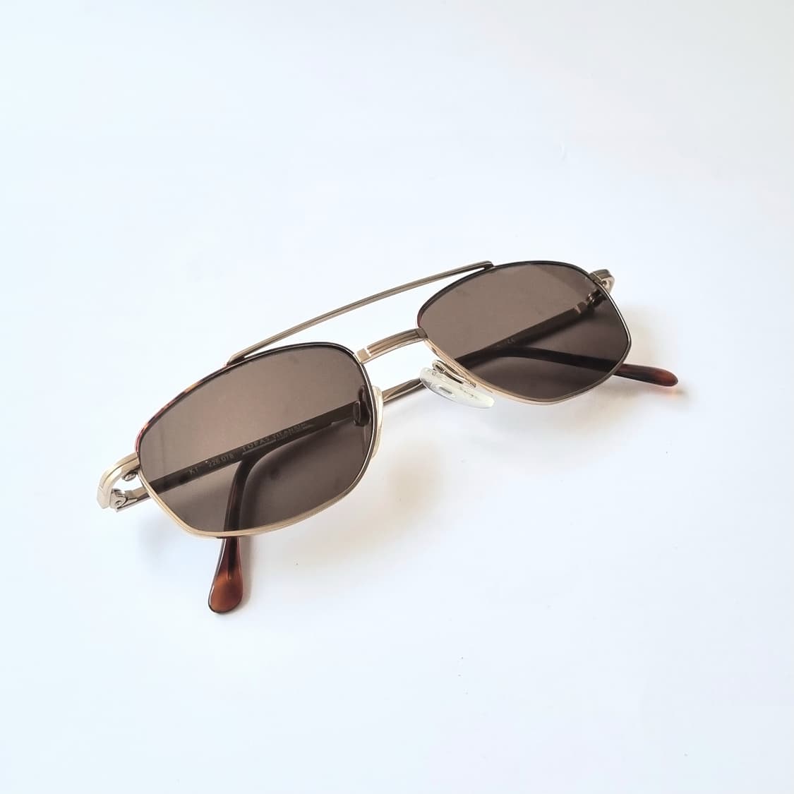 데드스탁 간결함 속에 깃든 묵직한 클래식 선글라스 1781 상품이미지1