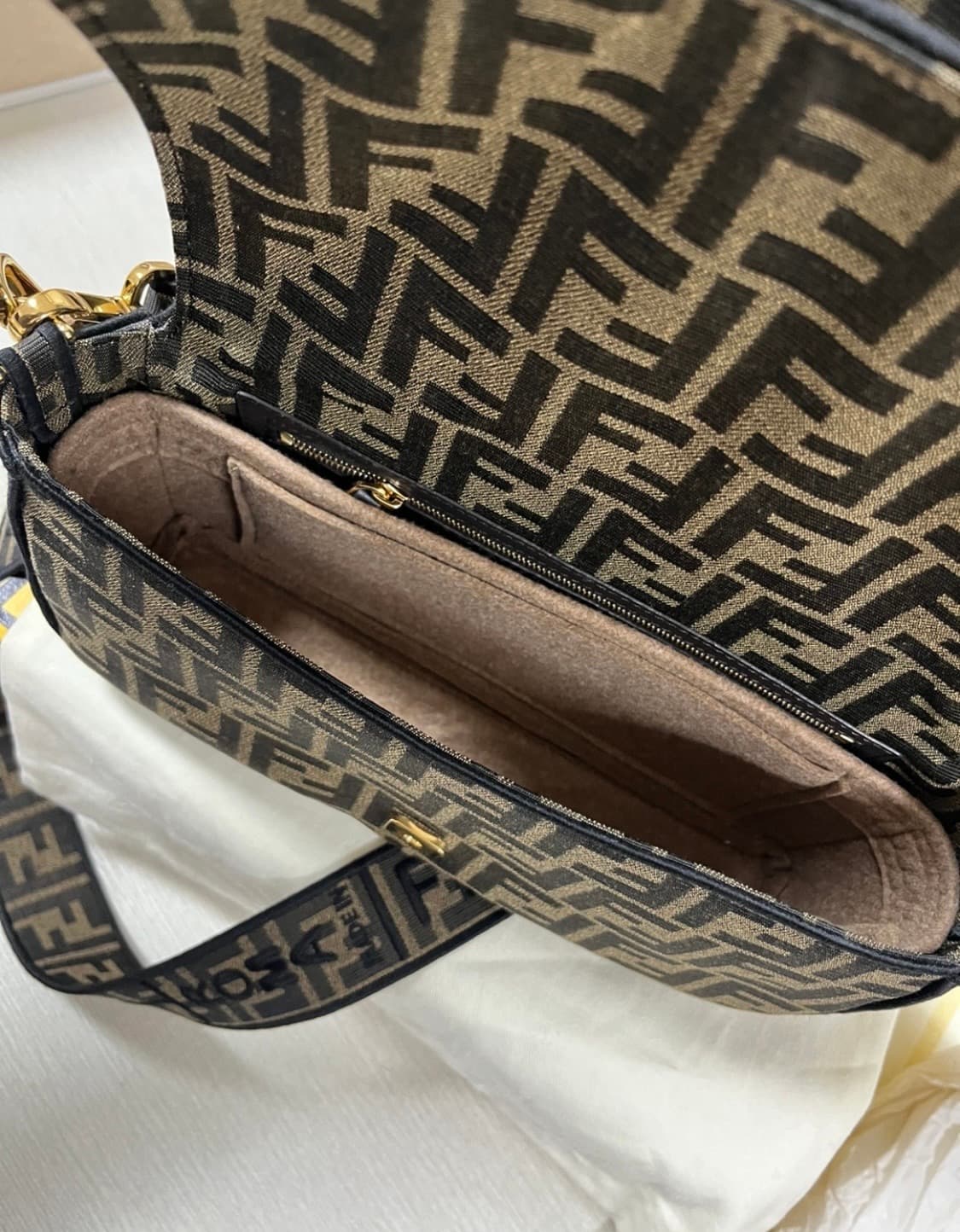 펜디 바게트백 패브릭 미디움사이즈  상품이미지4