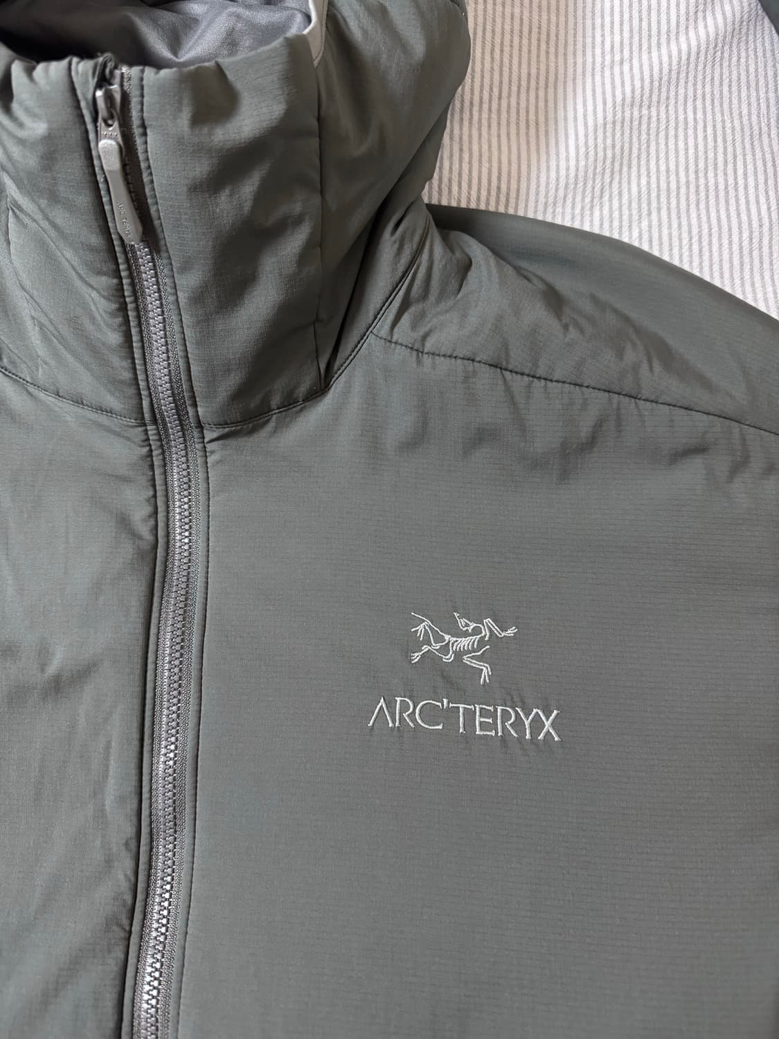 (S급) 아크테릭스 아톰 LT 후디 글리치 상품이미지4