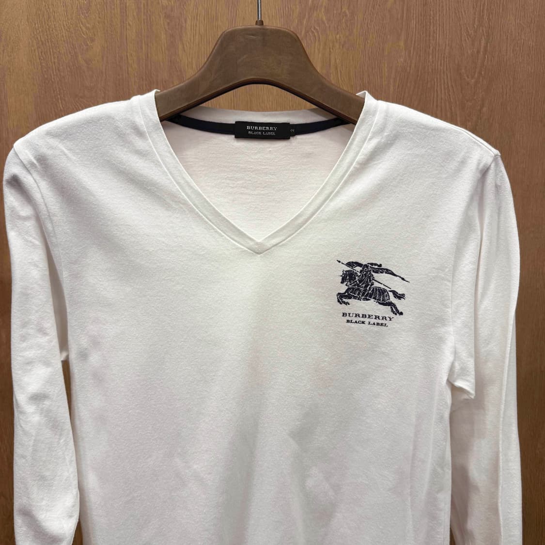 버버리 블랙라벨 브이넥 긴팔 티셔츠 로고 프린팅 디테일 슬림핏 화이트 상품이미지4