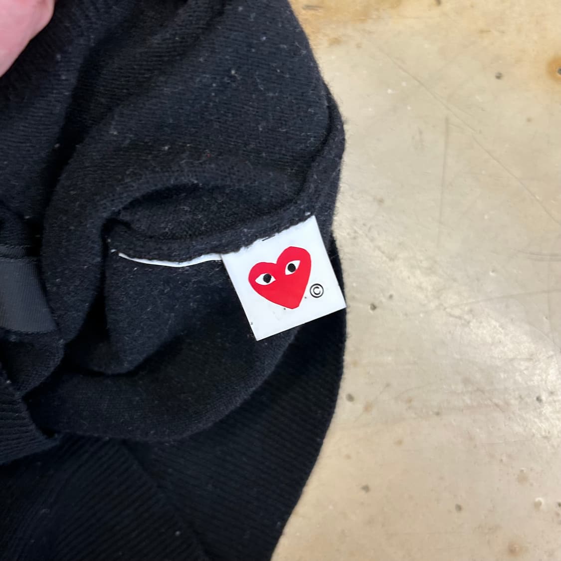 M 꼼데가르송 레드 하트 와펜 블랙 가디건 상품이미지5