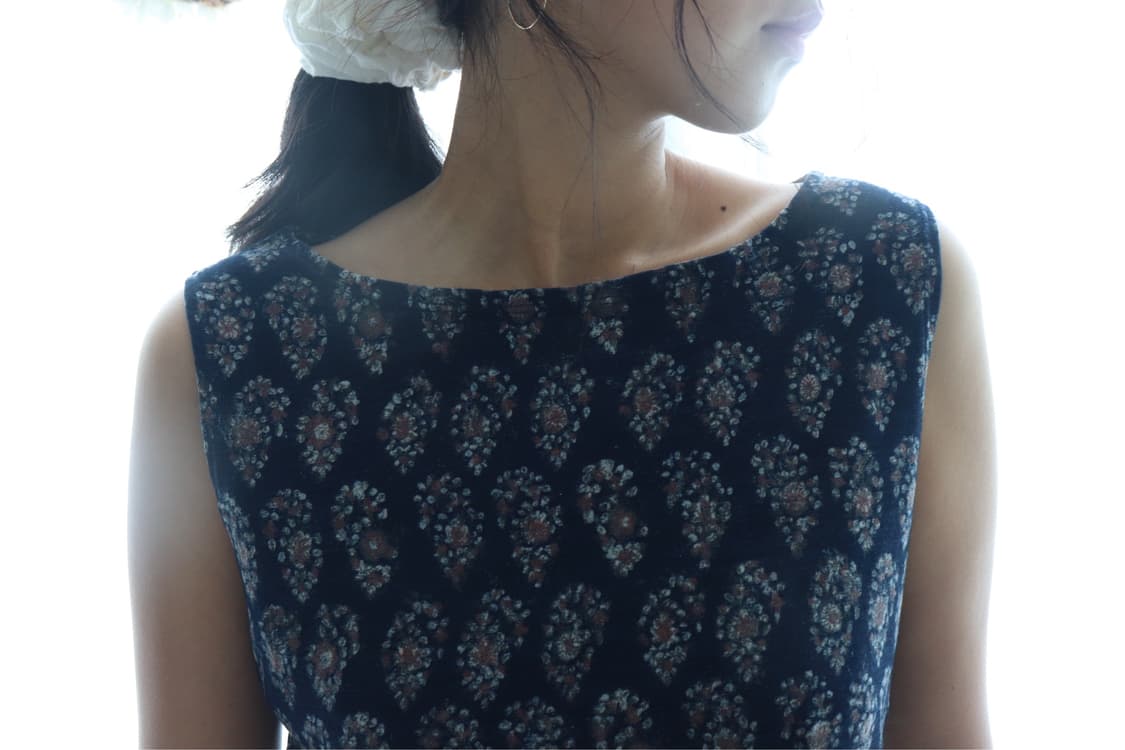 [45rpm] Indigo Floral Sleeveless Blouse 상품이미지3