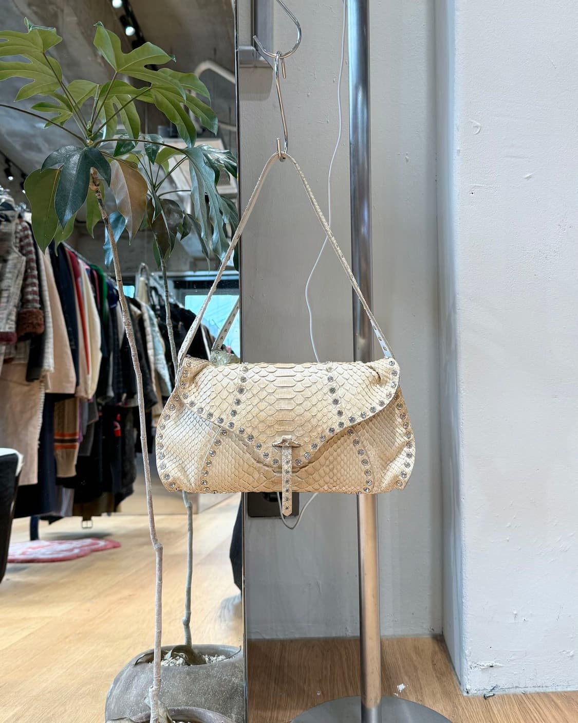 셀린느 베이지 클래식 빈티지 리자드 패턴 스터드 숄더백 상품이미지1