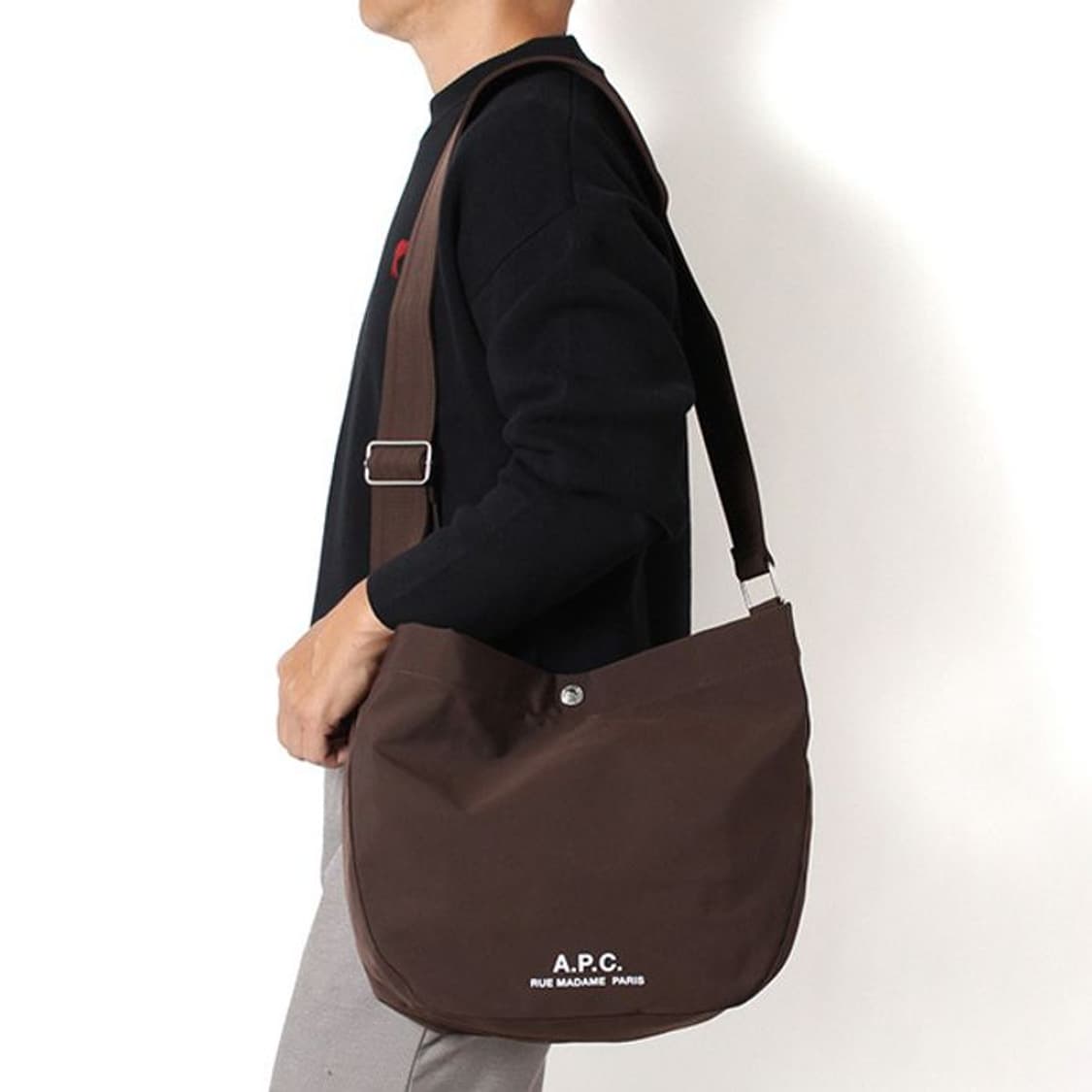 (새상품60%할인)APC 아페쎄 정품 저널 브라운 숄더백 상품이미지7