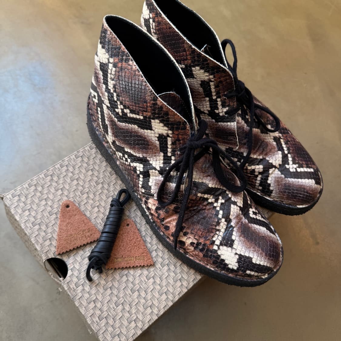 21시즌 에임레온도르 클락스 브라운 스네이크 데저트 부츠 상품이미지5