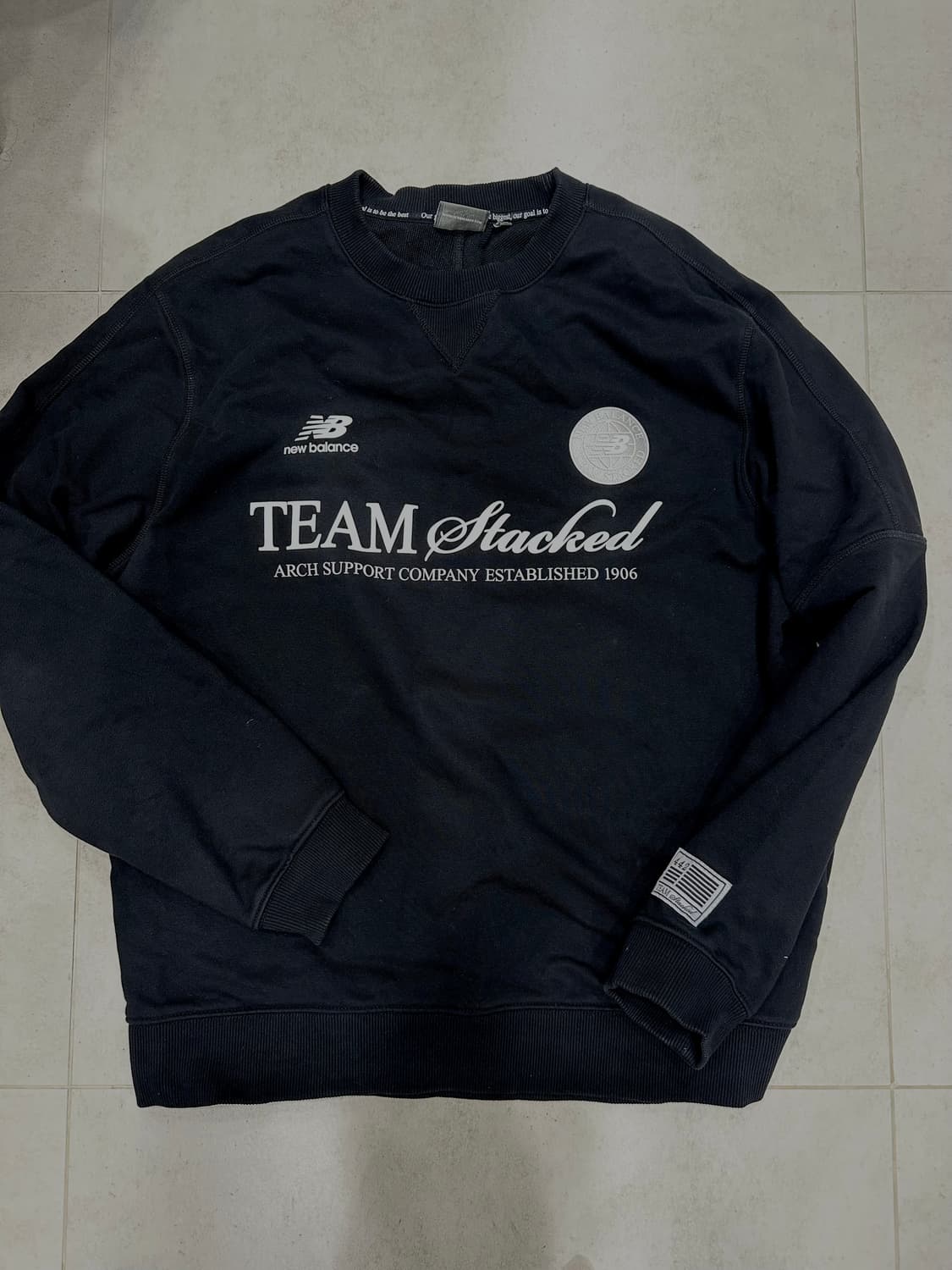 뉴발란스 팀스택드 블랙 맨투맨 상품이미지1