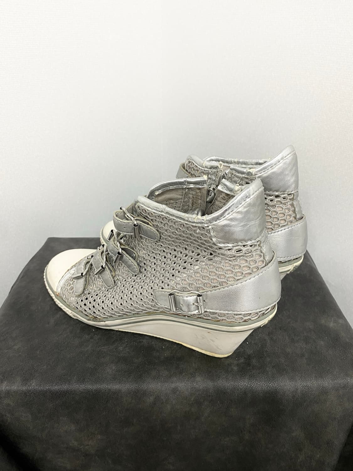 Ash Silver Mesh Multi-Buckle Wedge Sneak 상품이미지4