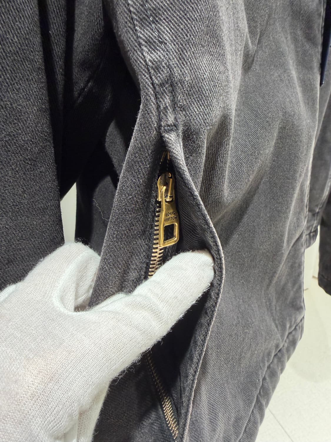 56 / 루이비통 모노그램 데님 퍼 후드 블랙 자켓 / 미사용 상품이미지5
