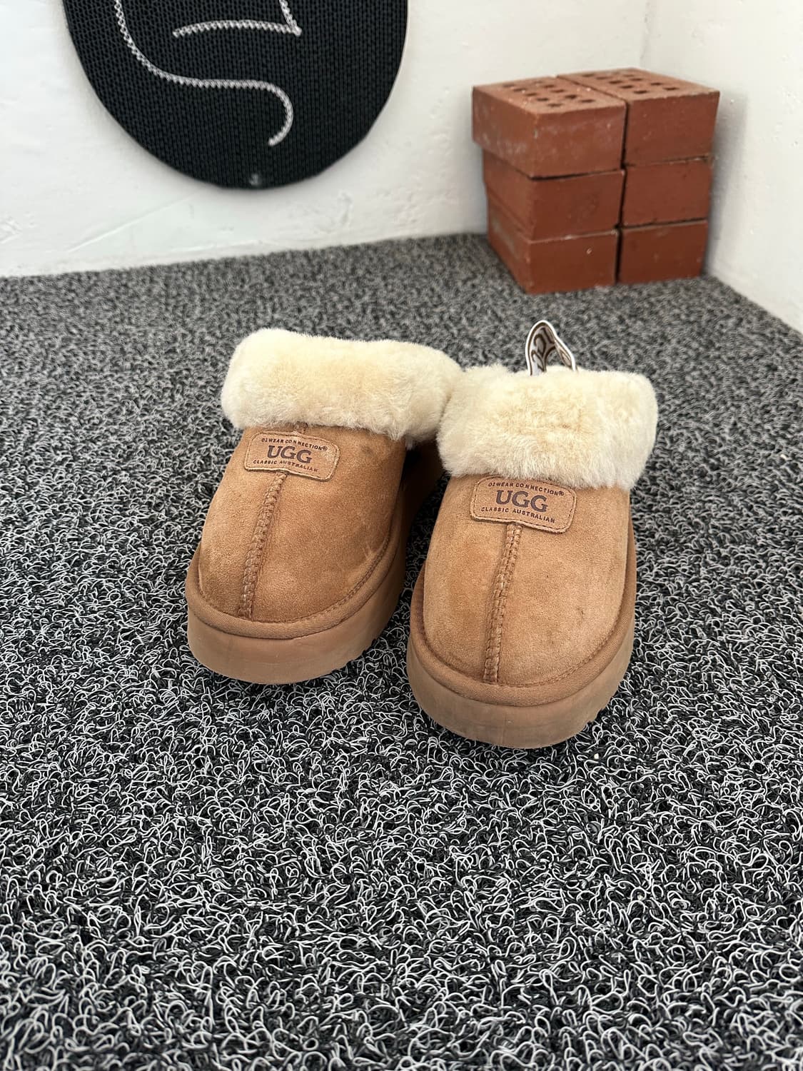 UGG 어그 브라운 슬리퍼  상품이미지1